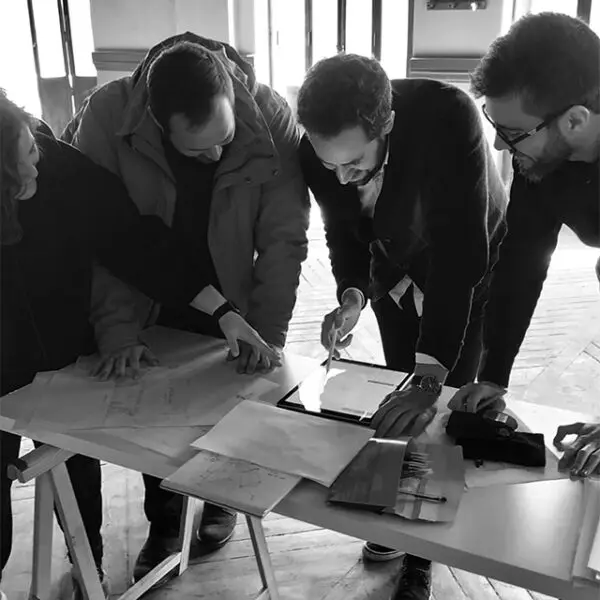 Profesionales revisando planos